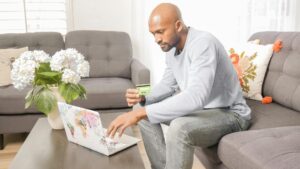 É vantajoso utilizar cartão de crédito para quitar a fatura de energia elétrica?