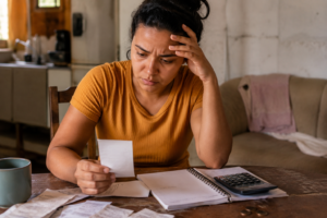 Por que as pessoas que recebem até 2 salários mínimos enfrentam mais restrições de crédito?